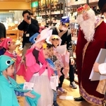 宝塚阪急でクイズに答える子どもら＝宝塚市栄町２