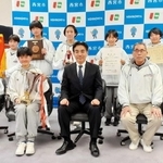 石井登志郎市長（前列中央）に全国大会出場を報告する「西宮浜シーガルズ」の選手ら＝西宮市役所