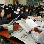 東日本大震災の被災地の中学生が作った新聞を読み深め、発表する生徒たち＝浜脇中学校