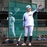 「報徳の根源」とするＢチームの選手たちにノックをする安井龍玄コーチ（右）＝西宮市上大市５（撮影・吉田敦史）