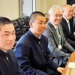 選抜高校野球大会出場を報告する報徳学園の（左から）福留希空、間木歩の両主将ら＝西宮市六湛寺町、西宮市役所