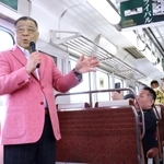 阪神沿線の思い出などを語る阪神タイガースの元選手掛布雅之さん（左）＝阪神電鉄の電車内
