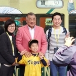 参加者と記念撮影をする掛布雅之さん（中央）＝西宮市甲子園七番町、阪神甲子園駅