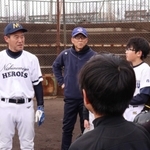 参加した小中学生らと体験会での練習を振り返る西宮甲山ヒーローズ総監督の野村努さん（左）＝西宮市枝川町、浜甲子園野球場