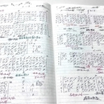 ○と×の記号がびっしり並ぶ「過去問を解く用のノート」。４年間で１０冊以上を作った