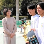 ＮＰＯ法人ＡＳＫのメンバーと体験会に参加した稲村和美前尼崎市長（左）＝尼崎市西長洲町１