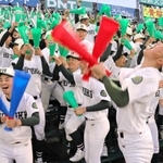 ８回裏に得点を重ねて、喜びを爆発させる報徳学園の応援団＝甲子園球場