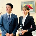 松本真・尼崎市長（左）から第１号の「市民栄誉賞」を贈られた女子マラソンの前田穂南選手（提供）