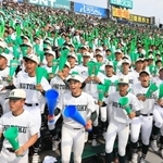 報徳ナインの逆転を信じて声をからす応援団＝甲子園球場（撮影・吉田敦史）