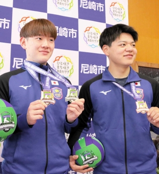 ドッジボールＷ杯出場を決め、松本真市長に報告した日本代表の山本凛さん（右）と石野日向さん＝尼崎市役所