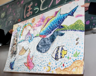 卒業生７人が取り組み、ほっとルームに飾られている貼り絵＝川西市新田２、多田中学校