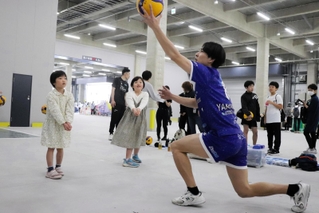 広い倉庫を生かしてプロ選手によるバレーボール体験会など開いた＝尼崎市潮江５