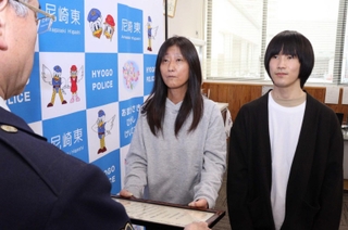 特殊詐欺を防ぎ、署長感謝状を受け取る野本真由美さん（中央）、山田直寛さん（右）＝尼崎市潮江５、尼崎東署