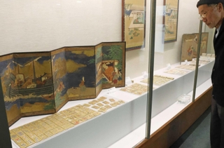 江戸時代のかるたが並ぶ会場＝滴翠美術館