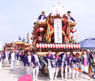市制７０周年を祝って集結しただんじり＝宝塚市東洋町