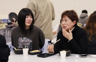 最後の給食をともにする上別府成美さん（左）と岡田喜代子さん＝２月２７日、尼崎市北城内、市立琴ノ浦高校