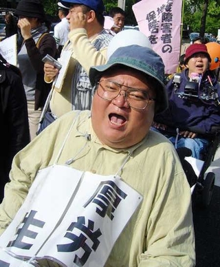 重度障害者の負担軽減を求めるパレードに参加する坂上正司さん＝２００５年（宮野秀樹さん提供）