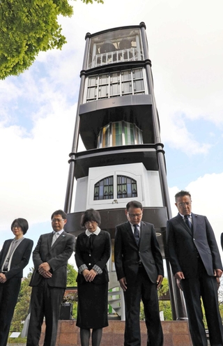 カリヨンが響く中、黙とうする出席者＝ＪＲ伊丹駅前