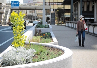 花壇などが整備され、装いを一新させた宝塚大橋＝宝塚市内
