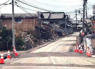 能登半島地震で倒壊した家屋＝２月１９日、石川県珠洲市（山崎さん提供）