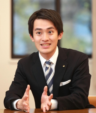 就任からの１年を振り返る芦屋市の高島崚輔市長＝芦屋市打出小槌町、打出教育文化センター（撮影・吉田敦史）