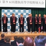 準優勝を報告し、夏への飛躍を誓う報徳学園の選手たち＝西宮市上大市５（撮影・吉田敦史）