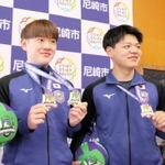 ドッジボールＷ杯出場を決め、松本真市長に報告した日本代表の山本凛さん（右）と石野日向さん＝尼崎市役所