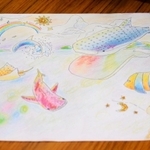 生き物たちを色鉛筆で塗り、濃淡のある画用紙を貼り付けていくヒントとした＝川西市新田２、多田中学校