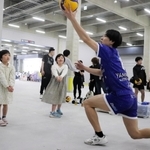 広い倉庫を生かしてプロ選手によるバレーボール体験会など開いた＝尼崎市潮江５