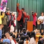 ラストは他の出演者らもステージに上り、スキップ・マーティンさん（中央）と一緒に歌った＝精道小学校