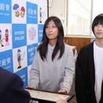 特殊詐欺を防ぎ、署長感謝状を受け取る野本真由美さん（中央）、山田直寛さん（右）＝尼崎市潮江５、尼崎東署