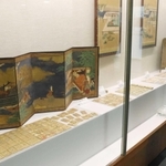 江戸時代のかるたが並ぶ会場＝滴翠美術館