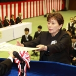 卒業式で修学優秀者として表彰される岡田喜代子さん＝３月１日、尼崎市北城内、琴ノ浦高校（撮影・吉田敦史）