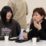 最後の給食をともにする上別府成美さん（左）と岡田喜代子さん＝２月２７日、尼崎市北城内、市立琴ノ浦高校