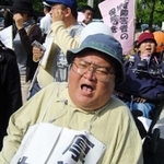 重度障害者の負担軽減を求めるパレードに参加する坂上正司さん＝２００５年（宮野秀樹さん提供）