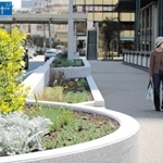 花壇などが整備され、装いを一新させた宝塚大橋＝宝塚市内