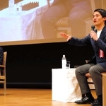 対談する高島崚輔市長（右）と石丸伸二市長＝神戸ポートピアホテル