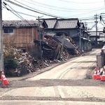 能登半島地震で倒壊した家屋＝２月１９日、石川県珠洲市（山崎さん提供）