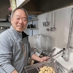甲子園ヒーロー揚げを仕込む山崎哲さん＝西宮市甲子園七番町