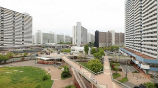 阪神電鉄の「赤胴車」を囲むように立つ団地＝西宮市高須町２（撮影・吉田敦史）