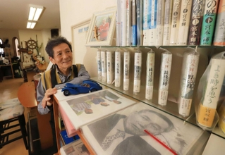 地元の作家宮本輝さんの作品や資料を集めたコーナー＝伊丹市梅ノ木５