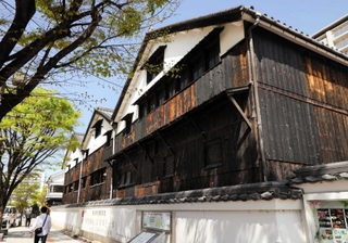 ２００年以上前に建てられた酒蔵を改装した「白雪ブルワリービレッジ長寿蔵」＝伊丹市中央３