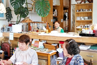 まるで実家に帰ったかのような雰囲気が魅力の「喫茶すぷーん」。店主の池林信子さんの人柄に常連客が絶えない＝西宮市津門稲荷町
