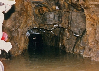 ３９０メートルほどある地下壕の内部（西宮市総務課情報公開担当提供）