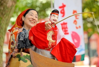 １５０年ぶりにえびすかきを再興した武地秀実さん。えびす様のような笑顔で、周囲に福を振りまいた（提供）