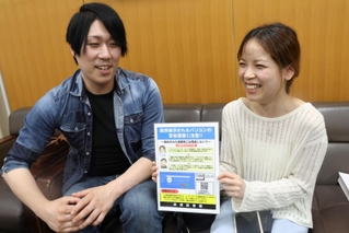 客に見せた県警の啓発グッズを手に当時を振り返るグェン・ティ・ゴックさん（右）と山本直人さん＝芦屋署