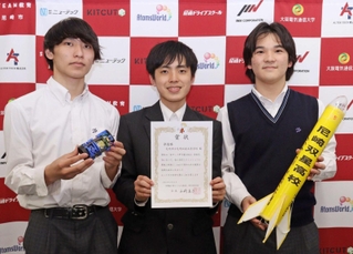 「缶サット甲子園」全国大会で準優勝した宇宙科学部の（左から）和賀晴樹さん、部長の和田海人さん、副部長の才野木啓斗さん＝尼崎市口田中２、尼崎双星高校