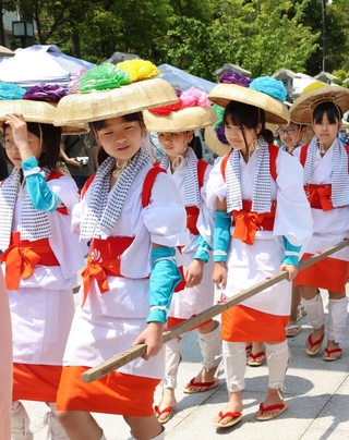 並んで参道を歩く早乙女姿の子どもら＝西宮市大社町