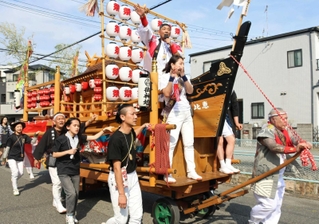 舟形のだんじりを巡行する氏子ら＝西宮市今津大東町