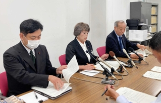 政務活動費不正使用問題の検証結果を説明する前迫直美特別委員会委員長（中央）ら＝尼崎市東七松町１